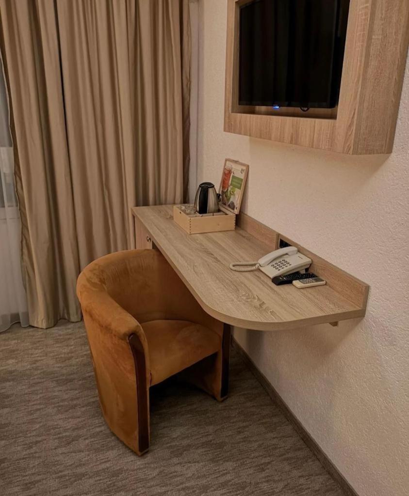 פודגוריצה Hotel Ideall מראה חיצוני תמונה