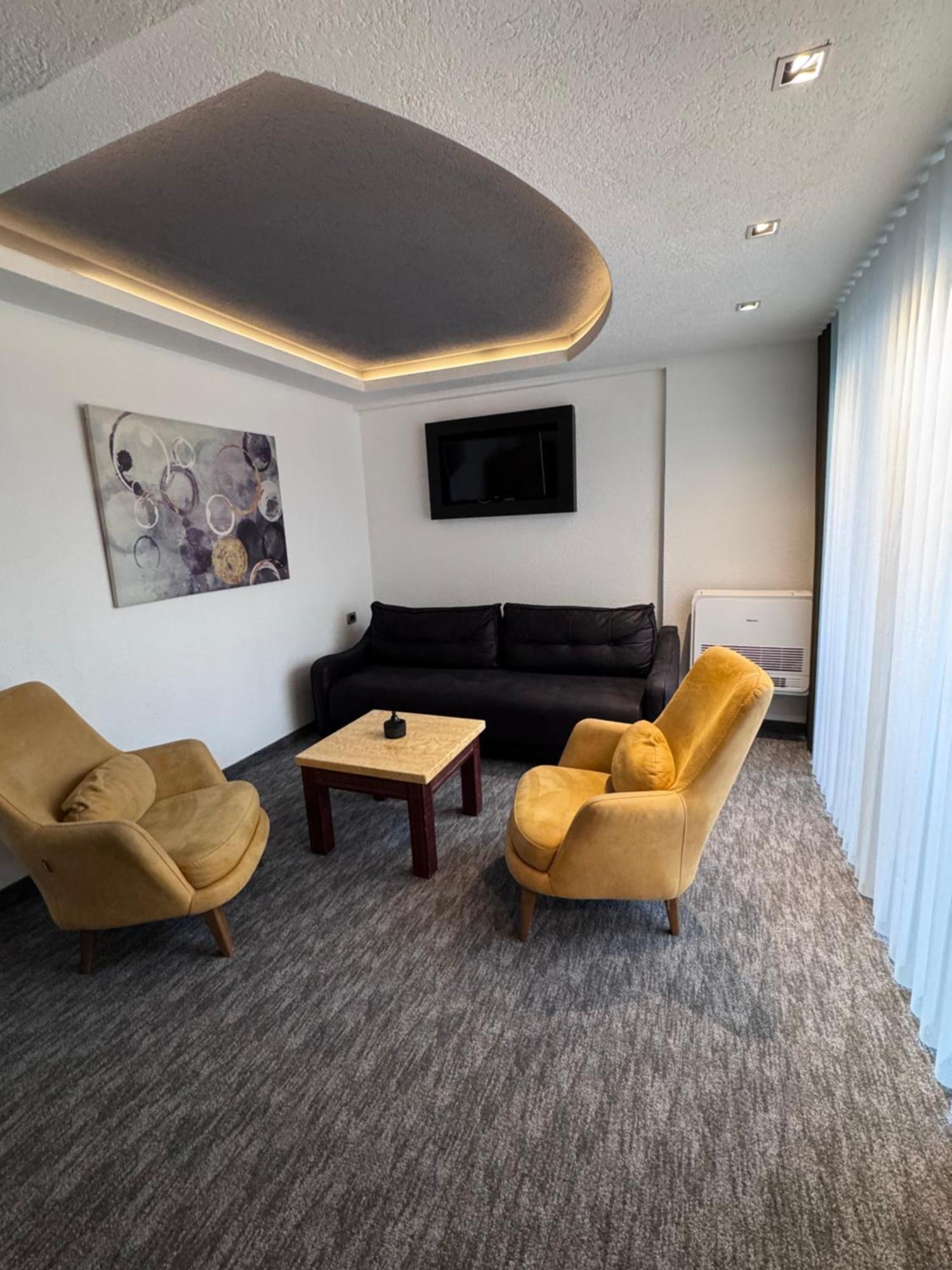 פודגוריצה Hotel Ideall מראה חיצוני תמונה